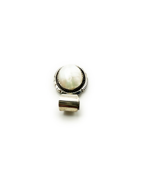 Indian Jewelry（インディアンジュエリー）の「THEATER シアター ミディアムオーバルシェイプネイティブデザインシェルペンダントトップ Made in USA（チャーム・レディース・シルバー・FREE）」の4枚目の写真