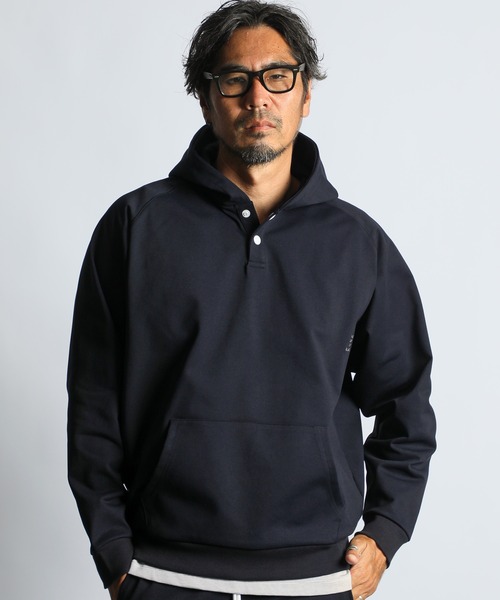 The DUFFER of ST.GEORGE（ザダファーオブセントジョージ）の「「AIR FLEX」SETUP HENLEY PO PARKA：機能素材 「エアフレックス」セットアップ ヘンリーネック パーカー（パーカー・メンズ・ブルーグレー/ネイビー・X-LARGE/LARGE/MEDIUM/SMALL）」の5枚目の写真