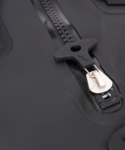 AIGLE（エーグル）の「防水 トラベルドライ ダッフルバッグ 55L（ボストンバッグ・レディース・ブラック/モスグリーン・FREE）」の7枚目の写真