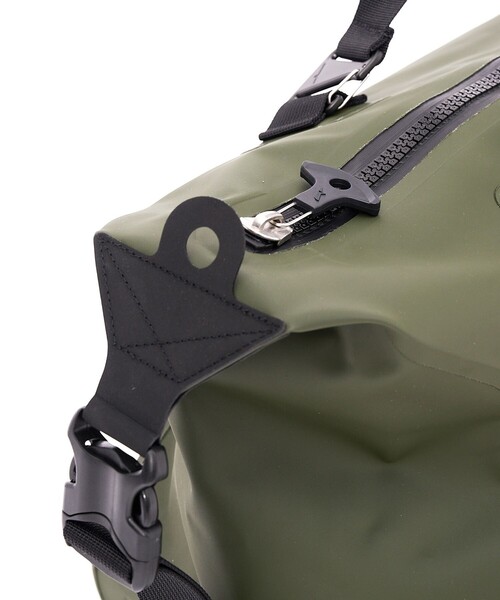 AIGLE（エーグル）の「防水 トラベルドライ ダッフルバッグ 55L（ボストンバッグ・レディース・ブラック/モスグリーン・FREE）」の3枚目の写真