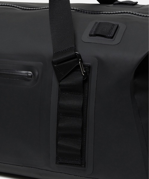 AIGLE（エーグル）の「防水 トラベルドライ ダッフルバッグ 55L（ボストンバッグ・レディース・ブラック/モスグリーン・FREE）」の22枚目の写真