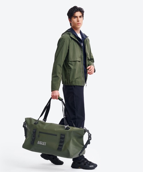 AIGLE（エーグル）の「防水 トラベルドライ ダッフルバッグ 55L（ボストンバッグ・レディース・ブラック/モスグリーン・FREE）」の12枚目の写真