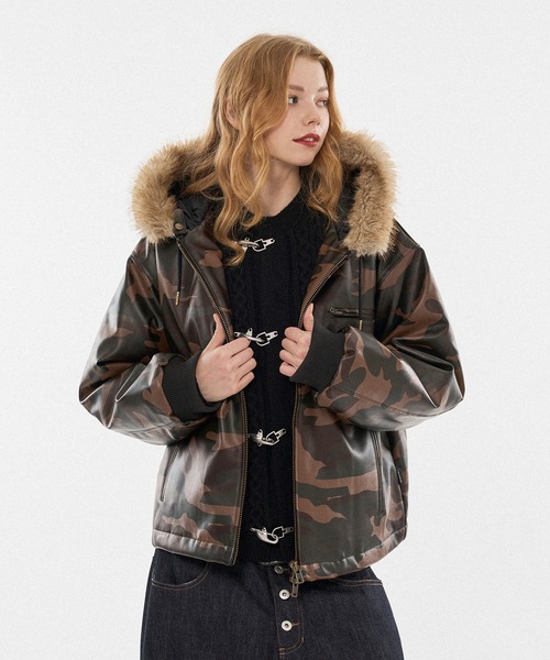 エストゥロワルーズ　　新品　　リメイクレザーフード付きジャンバー エストゥロワルーズ 新品 リメイクレザーフード付きジャンバー エス