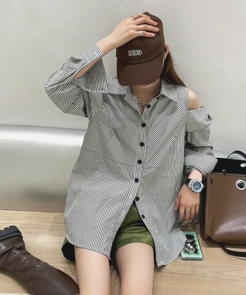 gossip!ロサンゼルス(ゴシップロサンゼルス)の「【Y2Kガーリー】レトロストライプ柄オフショルダーロングスリーブシャツ(Tシャツ/カットソー・レディース・ストライプ・M)」の2枚目の写真