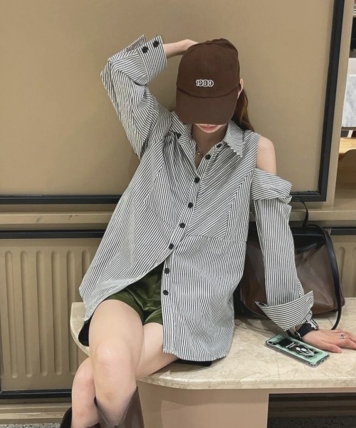 gossip!ロサンゼルス(ゴシップロサンゼルス)の「【Y2Kガーリー】レトロストライプ柄オフショルダーロングスリーブシャツ(Tシャツ/カットソー・レディース・ストライプ・M)」の4枚目の写真
