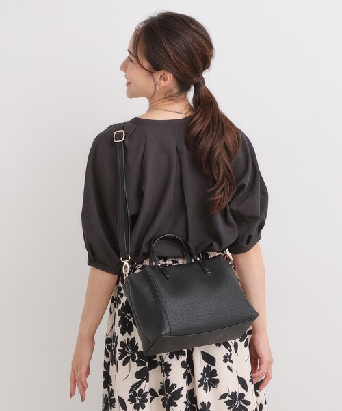 SHOO・LA・RUE（シューラルー）の「【軽量/2WAY】ふわっと軽い 3層ミニトート（トートバッグ・レディース・ブラウン系/ブラック/グレー系4・00）」の4枚目の写真