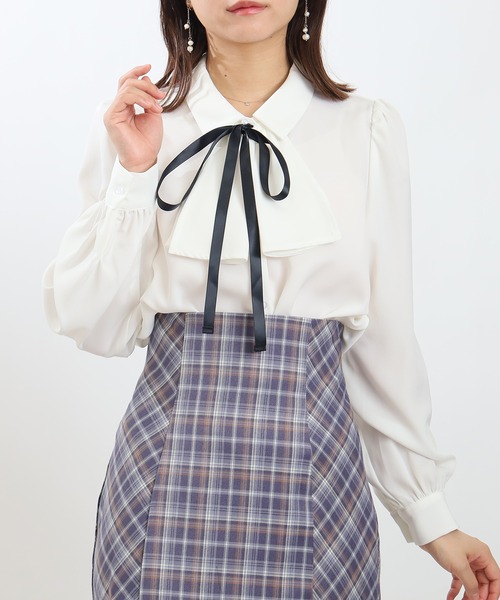 ASTORIA ODIER(アストリアオディール)の「ダブルサテン2WAYリボンフリルブラウス(シャツ/ブラウス・レディース・ホワイト/ブラウン/ピンクベージュ/ダークグリーン・SMALL/MEDIUM/LARGE)」の6枚目の写真