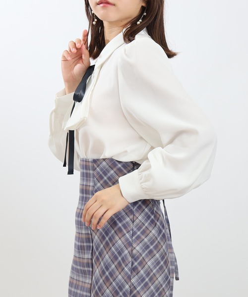 ASTORIA ODIER(アストリアオディール)の「ダブルサテン2WAYリボンフリルブラウス(シャツ/ブラウス・レディース・ホワイト/ブラウン/ピンクベージュ/ダークグリーン・SMALL/MEDIUM/LARGE)」の16枚目の写真