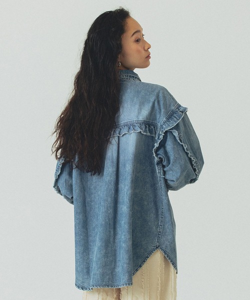 ROSE BUD（ローズバッド）の「FLILL DENIM SHIRT（シャツ/ブラウス・レディース・ライトインディゴブルー/インディゴブルー/ブラック・ONE SIZE）」の13枚目の写真