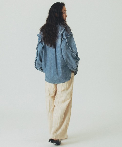 ROSE BUD（ローズバッド）の「FLILL DENIM SHIRT（シャツ/ブラウス・レディース・ライトインディゴブルー/インディゴブルー/ブラック・ONE SIZE）」の21枚目の写真