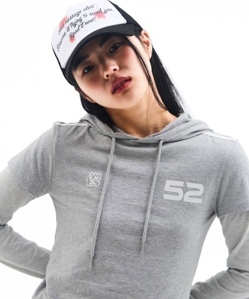 AMESWORLDWIDE(アメスワールドワイド)の「A'GEM/9 × .kom 『AMESWORLDWIDE/アメスワールドワイド』 HOODIE LAYERED LONGSLEEVE TEE/フード レイヤード長袖Tシャツ(Tシャツ/カットソー・レディース・グレー/ブラウン・FREE)」の7枚目の写真