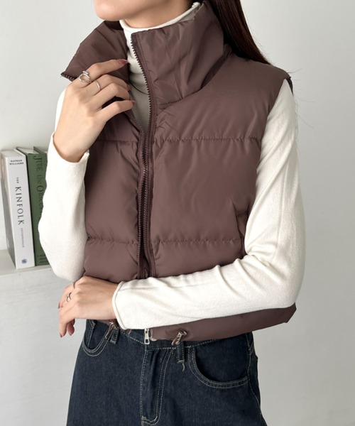 CLEA（クレア）の「スタンドカラーコンパクトショート丈中綿ベスト（ダウンベスト・レディース・ベージュ/ブラウン/ブラック/アイボリー・FREE）」の3枚目の写真