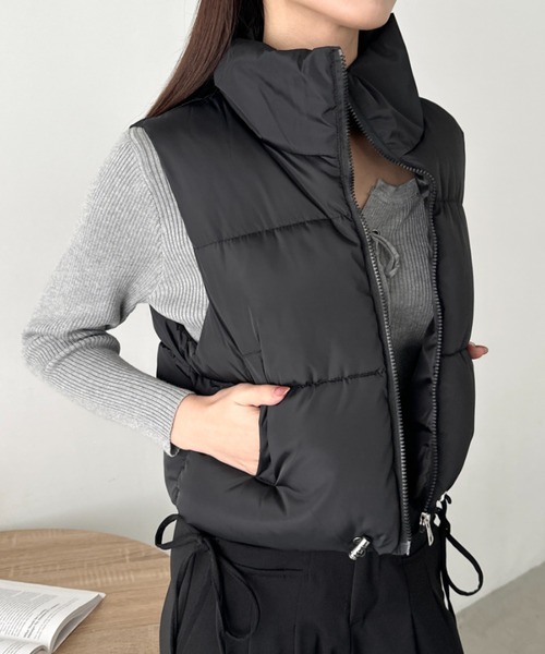 CLEA（クレア）の「スタンドカラーコンパクトショート丈中綿ベスト（ダウンベスト・レディース・ベージュ/ブラウン/ブラック/アイボリー・FREE）」の13枚目の写真