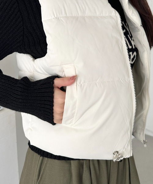 CLEA（クレア）の「スタンドカラーコンパクトショート丈中綿ベスト（ダウンベスト・レディース・ベージュ/ブラウン/ブラック/アイボリー・FREE）」の9枚目の写真