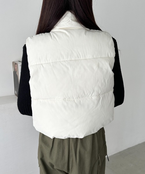 CLEA（クレア）の「スタンドカラーコンパクトショート丈中綿ベスト（ダウンベスト・レディース・ベージュ/ブラウン/ブラック/アイボリー・FREE）」の11枚目の写真