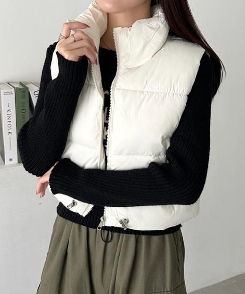 CLEA（クレア）の「スタンドカラーコンパクトショート丈中綿ベスト（ダウンベスト・レディース・ベージュ/ブラウン/ブラック/アイボリー・FREE）」の5枚目の写真
