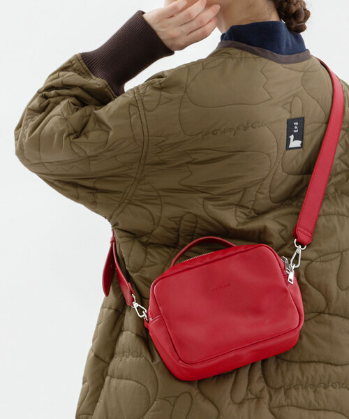 nop de nod（ノップドゥノッド）の「合皮カメラバッグ（ショルダーバッグ・レディース・レッド/キャメル・フリー）」の2枚目の写真