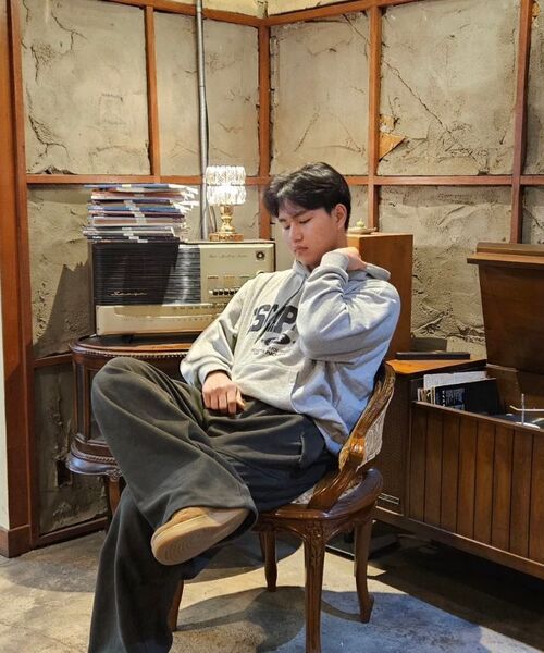 ESCAPEFROM(エスケープフロム)の「ESCF アーチロゴプリント フードパーカー グレー(パーカー・レディース・その他・MEDIUM/LARGE/X-LARGE)」の2枚目の写真