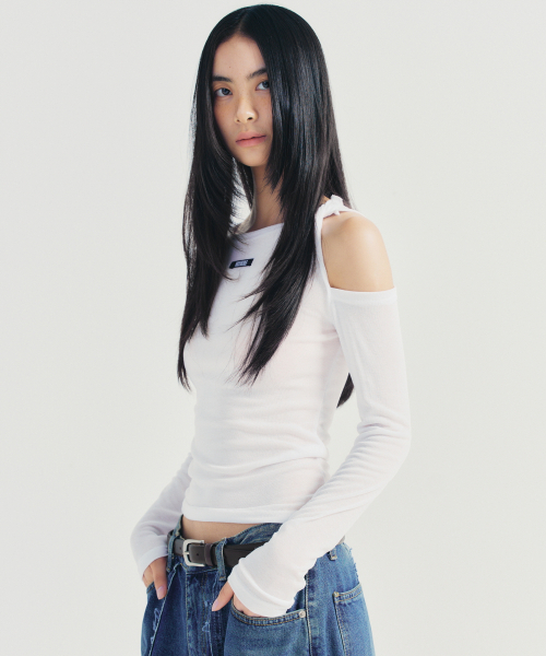 NICK&NICOLE(ニックアンドニコール)の「TWIST CUT OUT RIBBED SLEEVE TOP_WHITE(Tシャツ/カットソー・レディース・その他・FREE)」の2枚目の写真