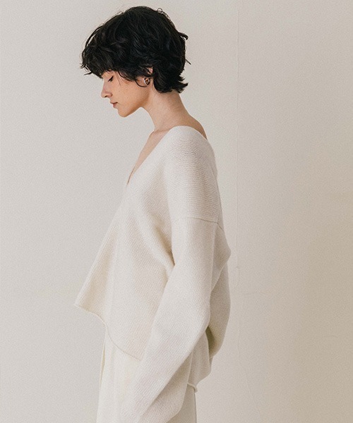 CREDONA（クレドナ）の「HAMILTON V NECK KNIT（ニット/セーター・レディース・グレー/アイボリー/ネイビー・FREE）」の4枚目の写真