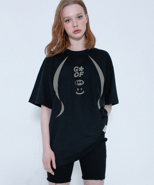 GRAVER（グレーバー）の「[ユニセックス]3ロゴスマイルライン半袖Tシャツ_ブラック（Tシャツ/カットソー・レディース・ブラック・X-LARGE/SMALL/MEDIUM/LARGE）」の2枚目の写真