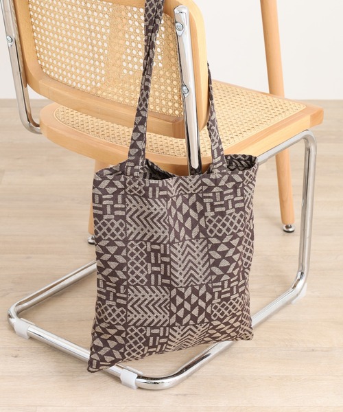 MOTO（モト）の「ジャガードトートバッグ（トートバッグ・レディース・グレー/ベージュ/イエロー/グレー系1/ブラック/バイオレット/ブルー/ブラウン・ONE SIZE）」の4枚目の写真