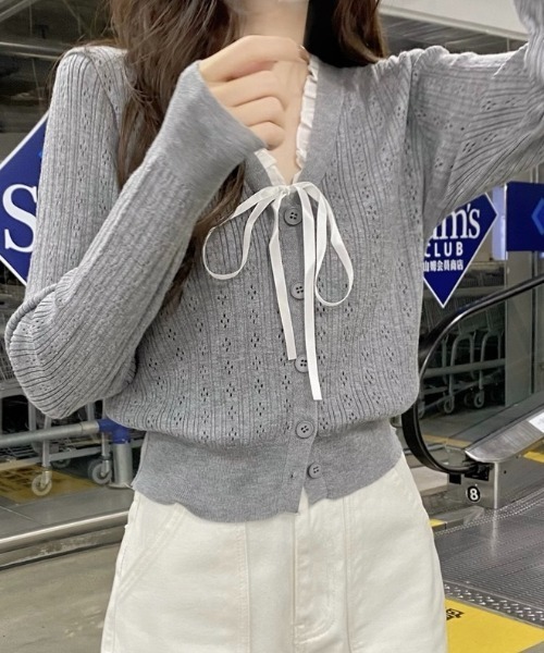 LADY LIKE(レディライク)の「サテンリボンシアー切替えVネックカーディガン(カーディガン/ボレロ・レディース・ホワイト/ブラック/アイボリー/グレー・M)」の9枚目の写真
