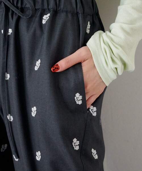 Kastane（カスタネ）の「【新色追加/2サイズ展開/低身長サイズ】フラワーステッチワイドパンツ（その他パンツ・レディース・ブラック/グレー・0/1）」の20枚目の写真