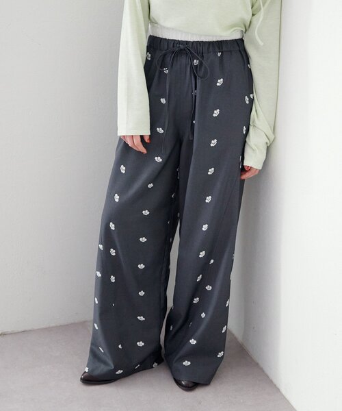 Kastane（カスタネ）の「【新色追加/2サイズ展開/低身長サイズ】フラワーステッチワイドパンツ（その他パンツ・レディース・ブラック/グレー・0/1）」の2枚目の写真