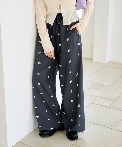 Kastane（カスタネ）の「【新色追加/2サイズ展開/低身長サイズ】フラワーステッチワイドパンツ（その他パンツ・レディース・ブラック/グレー・0/1）」の11枚目の写真