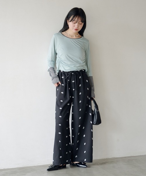 Kastane（カスタネ）の「【新色追加/2サイズ展開/低身長サイズ】フラワーステッチワイドパンツ（その他パンツ・レディース・ブラック/グレー・0/1）」の3枚目の写真