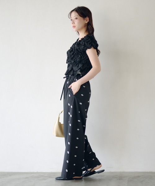 Kastane（カスタネ）の「【新色追加/2サイズ展開/低身長サイズ】フラワーステッチワイドパンツ（その他パンツ・レディース・ブラック/グレー・0/1）」の8枚目の写真