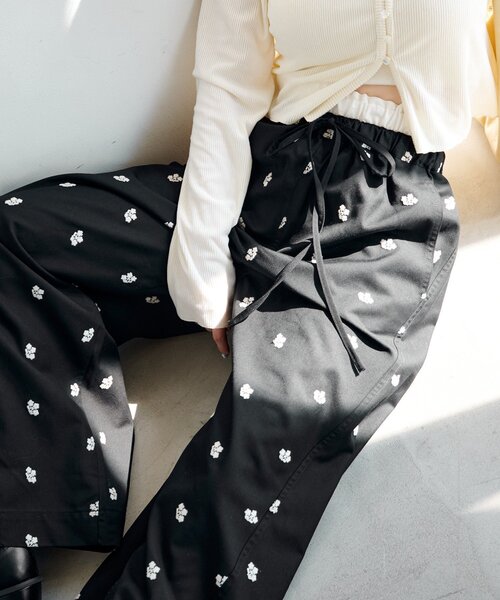 kastane フラワーステッチワイドパンツ 新色追加/2サイズ展開/低身長サイズ】フラワーステッチワイドパンツ