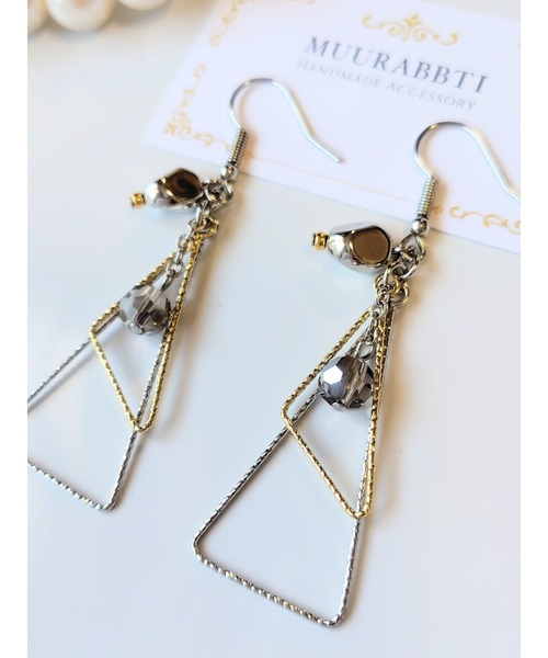 tone（トーン）の「【MUURABBTI】シルバートとゴールドのトライアングルピアス(MA)（ピアス（両耳用）・レディース・シルバー・FREE）」の2枚目の写真