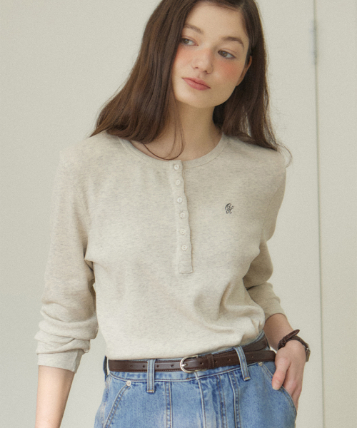 OURHOPE(アワーホープ)の「ロゴヘンリーネックスリーブTシャツ - オートミール(Tシャツ/カットソー・レディース・オートミール・FREE)」の2枚目の写真