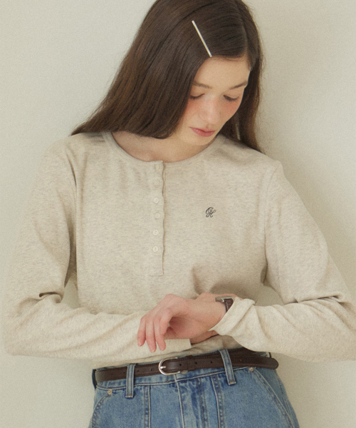 OURHOPE(アワーホープ)の「ロゴヘンリーネックスリーブTシャツ - オートミール(Tシャツ/カットソー・レディース・オートミール・FREE)」の3枚目の写真