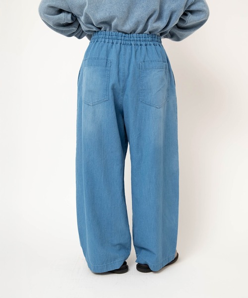 RNA-N（アールエヌエーエヌ）の「R4442 5.3ozデニムギャザーパンツ（デニムパンツ・レディース・ライトインディゴブルー・FREE）」の4枚目の写真