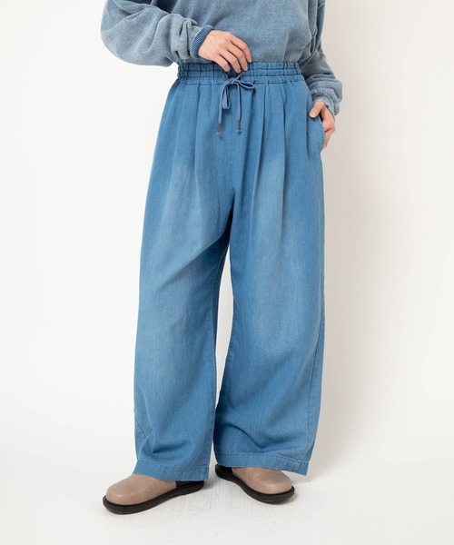 RNA-N（アールエヌエーエヌ）の「R4442 5.3ozデニムギャザーパンツ（デニムパンツ・レディース・ライトインディゴブルー・FREE）」の2枚目の写真