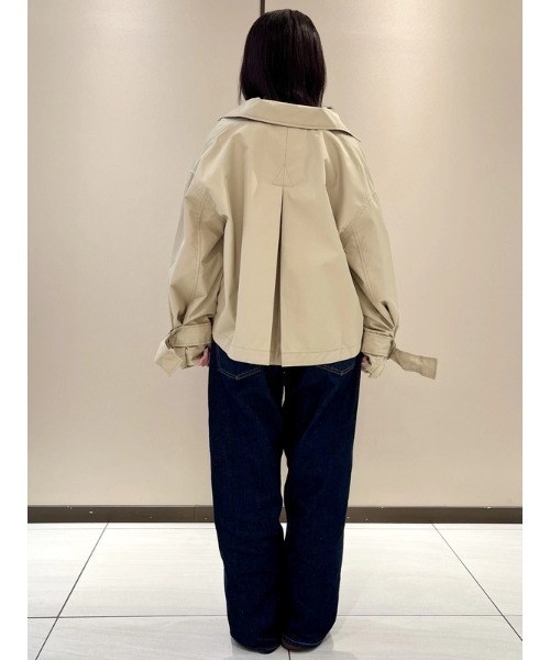 GAP(ギャップ)の「オーバーサイズ クロップド トレンチジャケット(その他アウター・レディース・ベージュ・XS/S/M/L)」の11枚目の写真