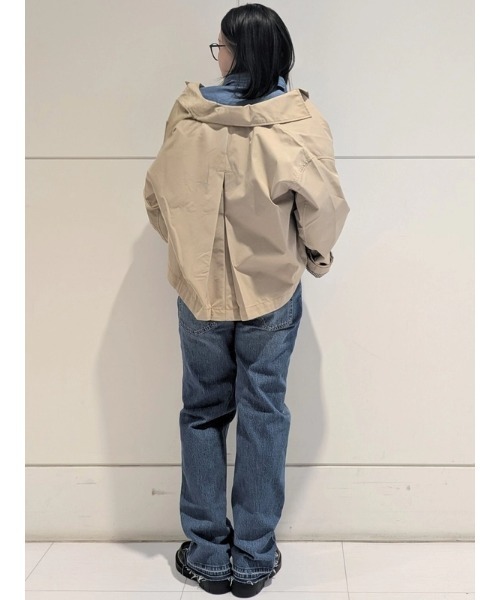 GAP(ギャップ)の「オーバーサイズ クロップド トレンチジャケット(その他アウター・レディース・ベージュ・XS/S/M/L)」の7枚目の写真