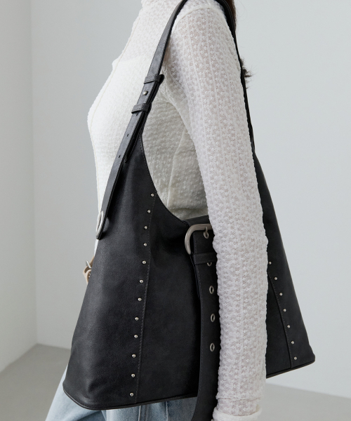 ROLAROLA(ロラロラ)の「STUD LEATHER SHOULDER BAG BLACK(ショルダーバッグ・レディース・ブラック・FREE)」の1枚目の写真