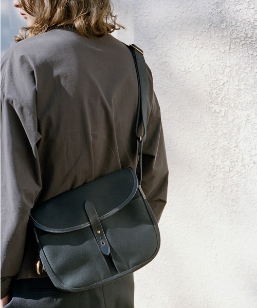 BRADY(ブレディー)の「Brady | STOUR(ショルダーバッグ・レディース・ブラック/ホワイト系その他/カーキ・ONE)」の1枚目の写真