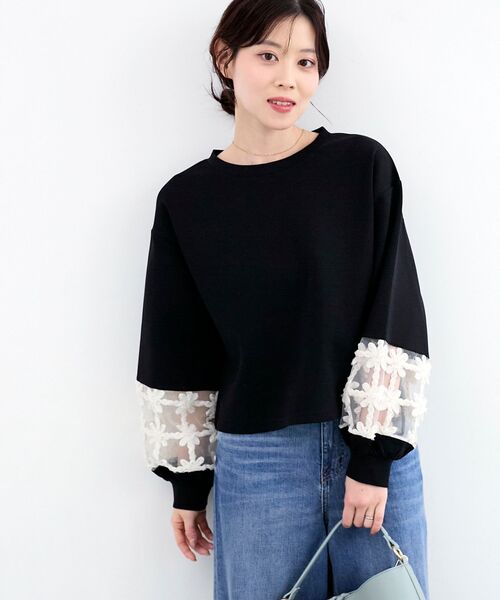 le.coeur blanc(ルクールブラン)の「《WEB限定アイテム》袖レースダンボールスウェット(スウェット・レディース・オフホワイト/ブラック/ベージュ/ライトイエロー・38)」の2枚目の写真