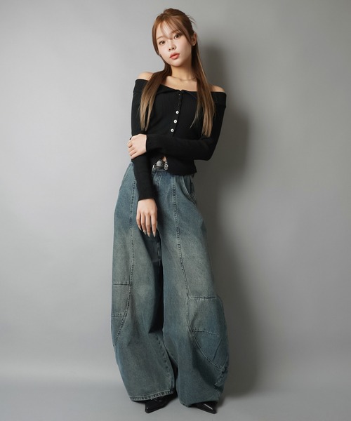 SPINNS(スピンズ)の「上品オフショルで差がつく♪デコルテ映え美人ニットトップス/5色展開(ニット/セーター・レディース・ネイビー/レッド/アイボリー/ブラック/グレー・ONESIZE)」の11枚目の写真