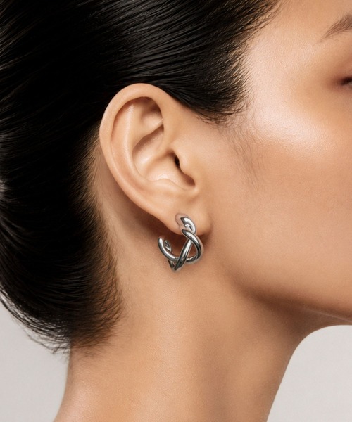 Lyvi(ライビィ)の「Twisted Flow Piercing / 金属アレルギー対応(ピアス(両耳用)・レディース・シルバー/ゴールド・FREE)」の1枚目の写真