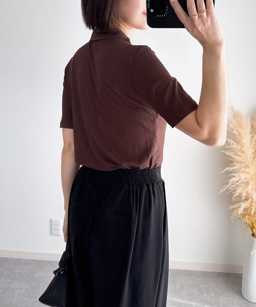 &. NOSTALGIA(アンドドットノスタルジア)の「【ZOZO限定】オープンネックポロカットソー(Tシャツ/カットソー・レディース・ブラック/ブラウン・M)」の21枚目の写真