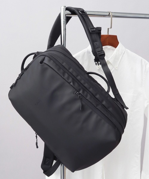 fulcro（フルクロ）の「撥水・耐水 自立型 マットコーティング ポリエステル ビジネスリュック A4・PC・PET収納 キャリーオン対応 sleek スリーク（ビジネスバッグ・メンズ・ブラック・FREE）」の4枚目の写真