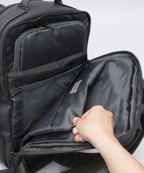 fulcro（フルクロ）の「撥水・耐水 自立型 マットコーティング ポリエステル ビジネスリュック A4・PC・PET収納 キャリーオン対応 sleek スリーク（ビジネスバッグ・メンズ・ブラック・FREE）」の9枚目の写真