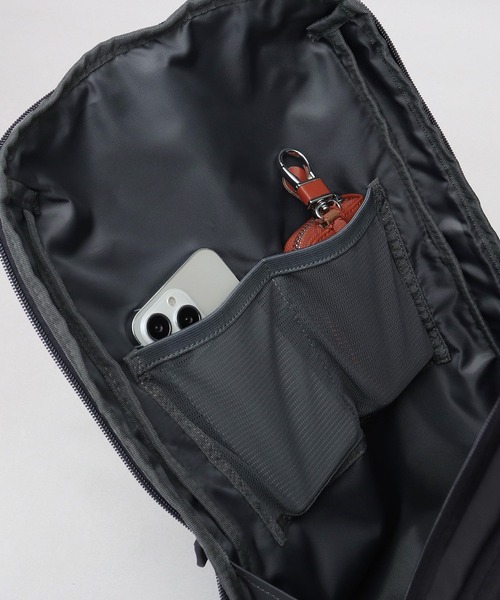 fulcro（フルクロ）の「撥水・耐水 自立型 マットコーティング ポリエステル ビジネスリュック A4・PC・PET収納 キャリーオン対応 sleek スリーク（ビジネスバッグ・メンズ・ブラック・FREE）」の20枚目の写真