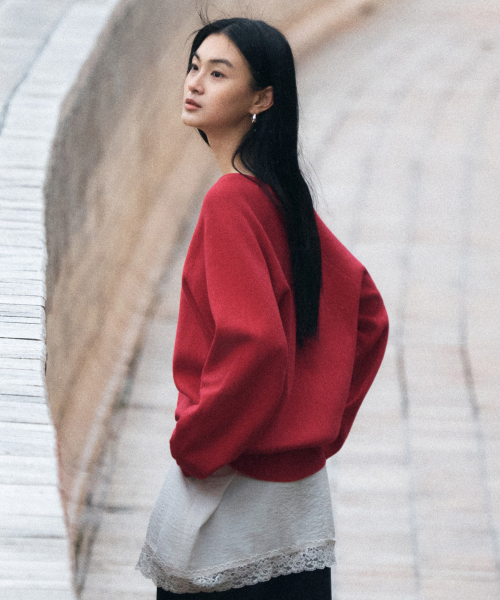 SIYAZU（シヤジュ）の「SIKN2181 バルーンVネックルーズフィットニット_Red（ニット/セーター・レディース・レッド・ONE）」の4枚目の写真